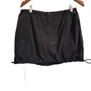 Vans Ladies Black Mini Skirt Patch Pockets  Drawstring Hem And Waist 100% Nylon